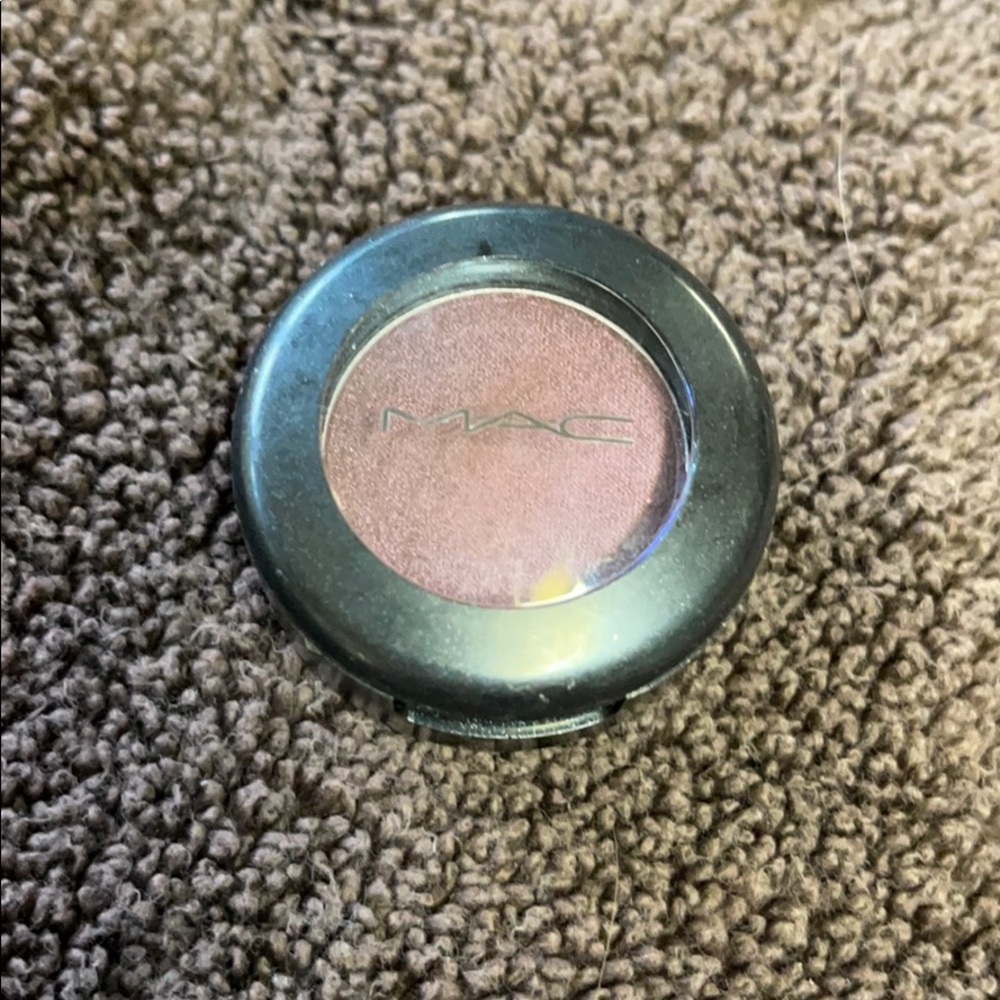 MAC Eyeshadow “Frock Talk”
